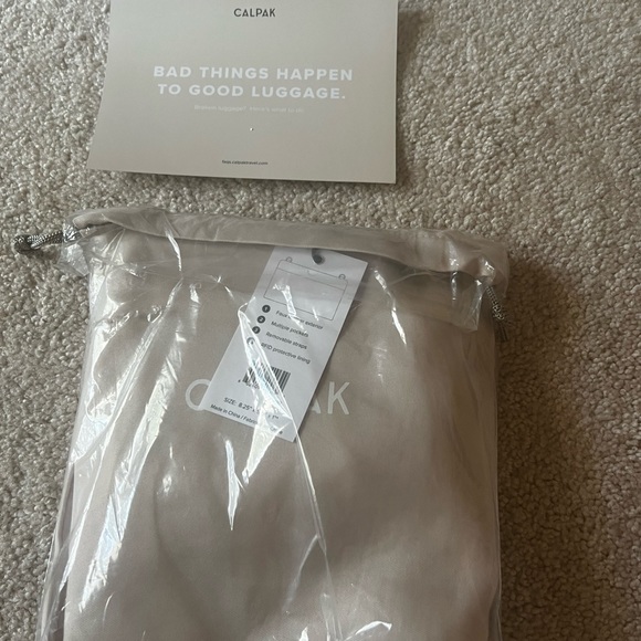 Unopen Calpak sold out Brand new travel Wallet + purse bag - Picture 4 of 5